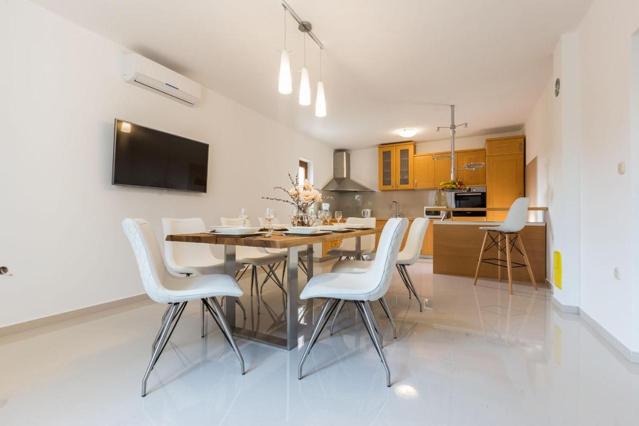 Villa Tina With Swimming Pool, Tennis Court, Games Room, Sauna, Gym, Bbq Policnik Екстериор снимка