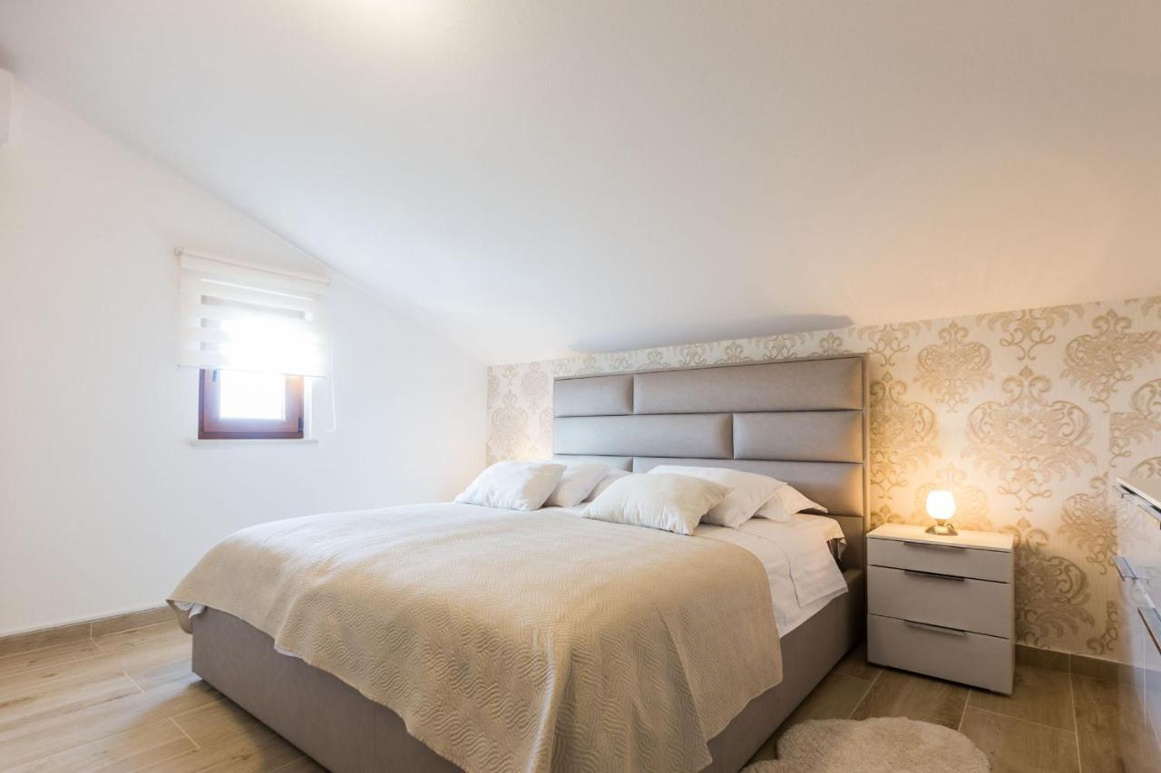 Villa Tina With Swimming Pool, Tennis Court, Games Room, Sauna, Gym, Bbq Policnik Екстериор снимка