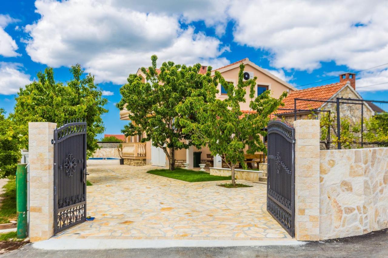 Villa Tina With Swimming Pool, Tennis Court, Games Room, Sauna, Gym, Bbq Policnik Екстериор снимка