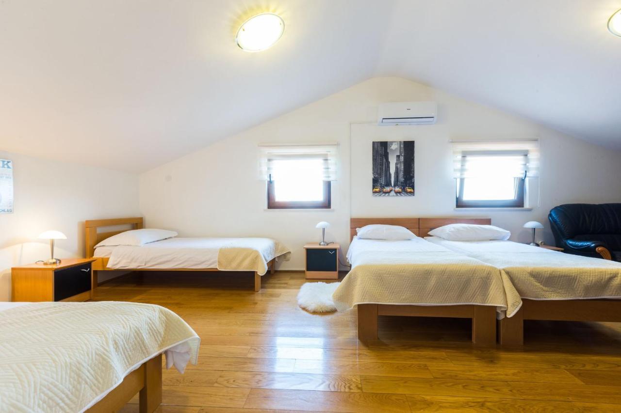 Villa Tina With Swimming Pool, Tennis Court, Games Room, Sauna, Gym, Bbq Policnik Екстериор снимка