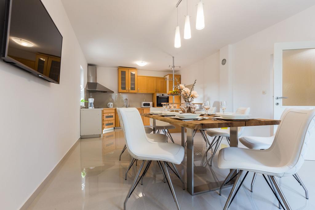 Villa Tina With Swimming Pool, Tennis Court, Games Room, Sauna, Gym, Bbq Policnik Екстериор снимка