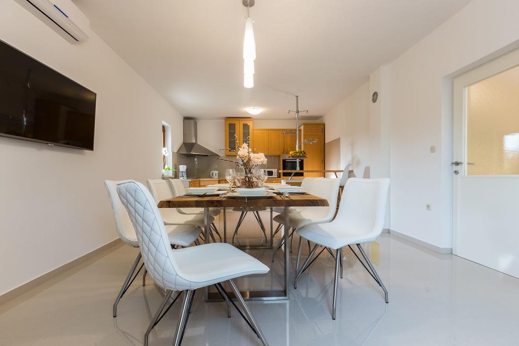 Villa Tina With Swimming Pool, Tennis Court, Games Room, Sauna, Gym, Bbq Policnik Екстериор снимка