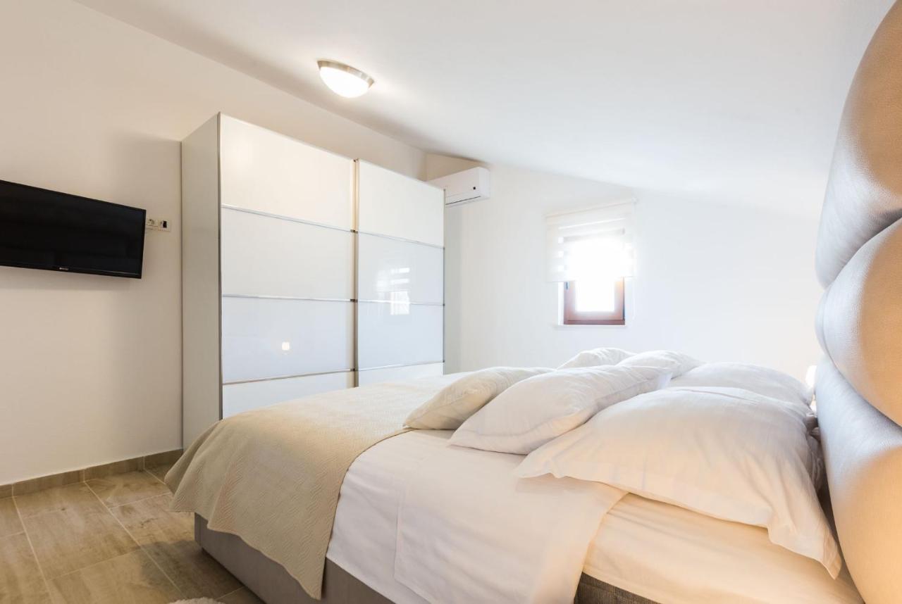 Villa Tina With Swimming Pool, Tennis Court, Games Room, Sauna, Gym, Bbq Policnik Екстериор снимка