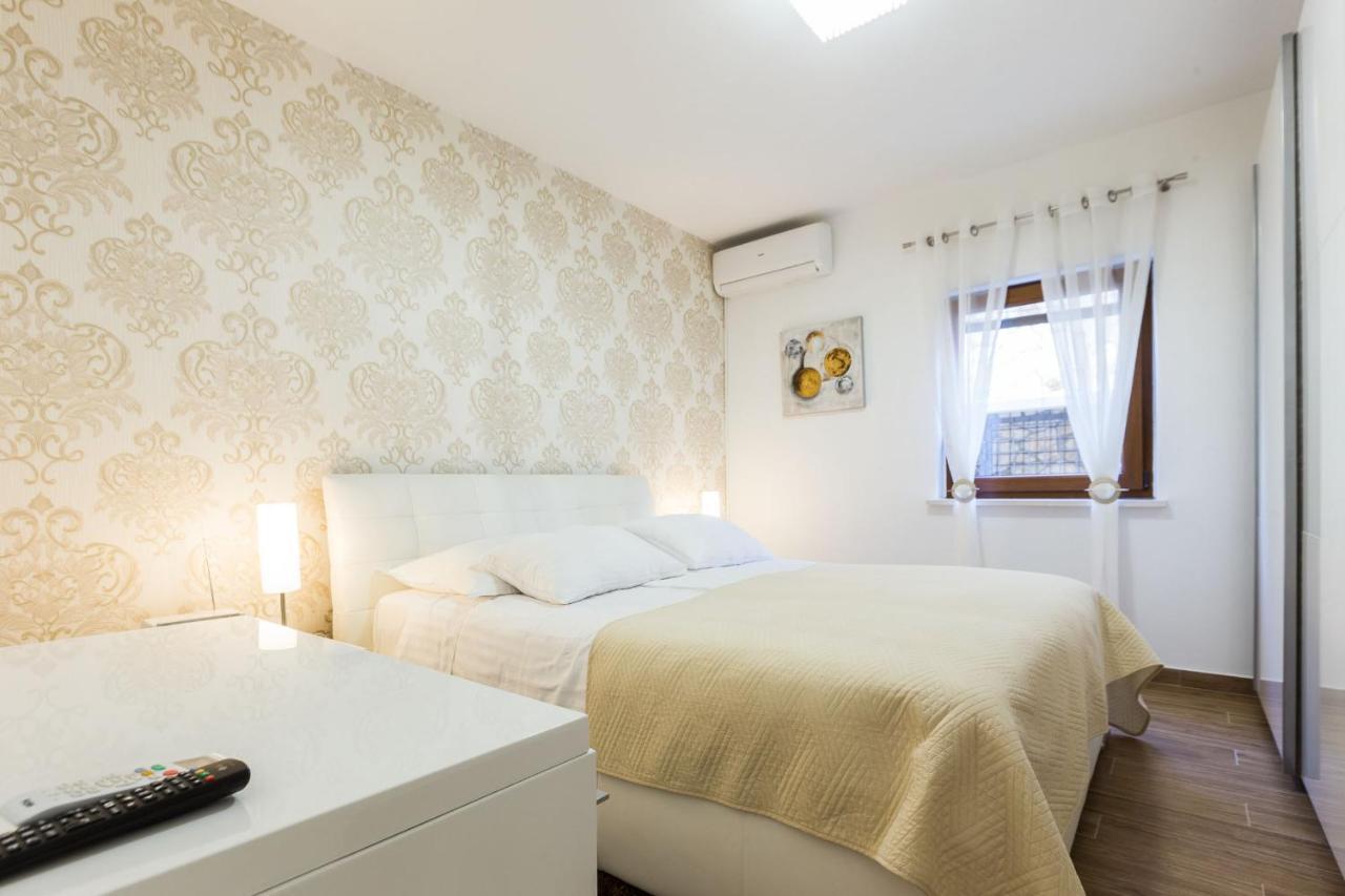 Villa Tina With Swimming Pool, Tennis Court, Games Room, Sauna, Gym, Bbq Policnik Екстериор снимка