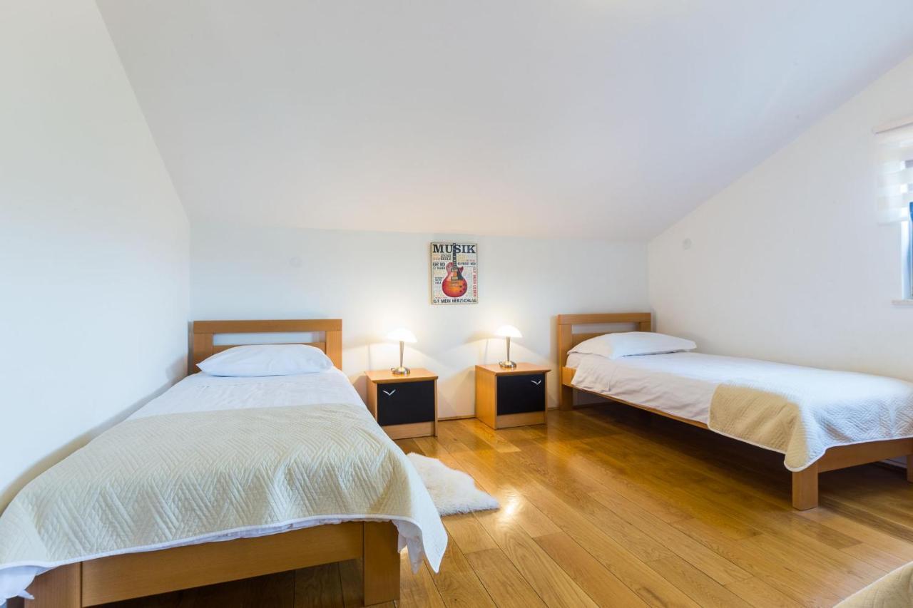 Villa Tina With Swimming Pool, Tennis Court, Games Room, Sauna, Gym, Bbq Policnik Екстериор снимка