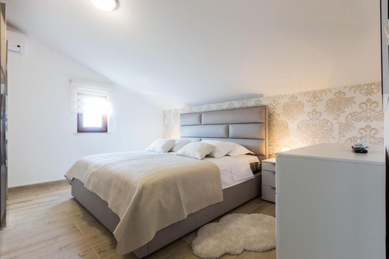 Villa Tina With Swimming Pool, Tennis Court, Games Room, Sauna, Gym, Bbq Policnik Екстериор снимка