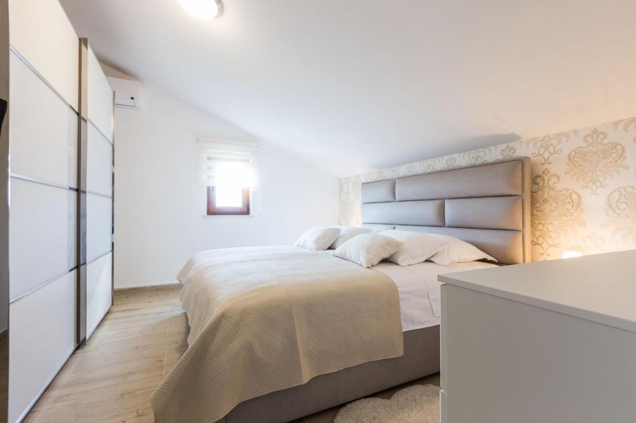Villa Tina With Swimming Pool, Tennis Court, Games Room, Sauna, Gym, Bbq Policnik Екстериор снимка