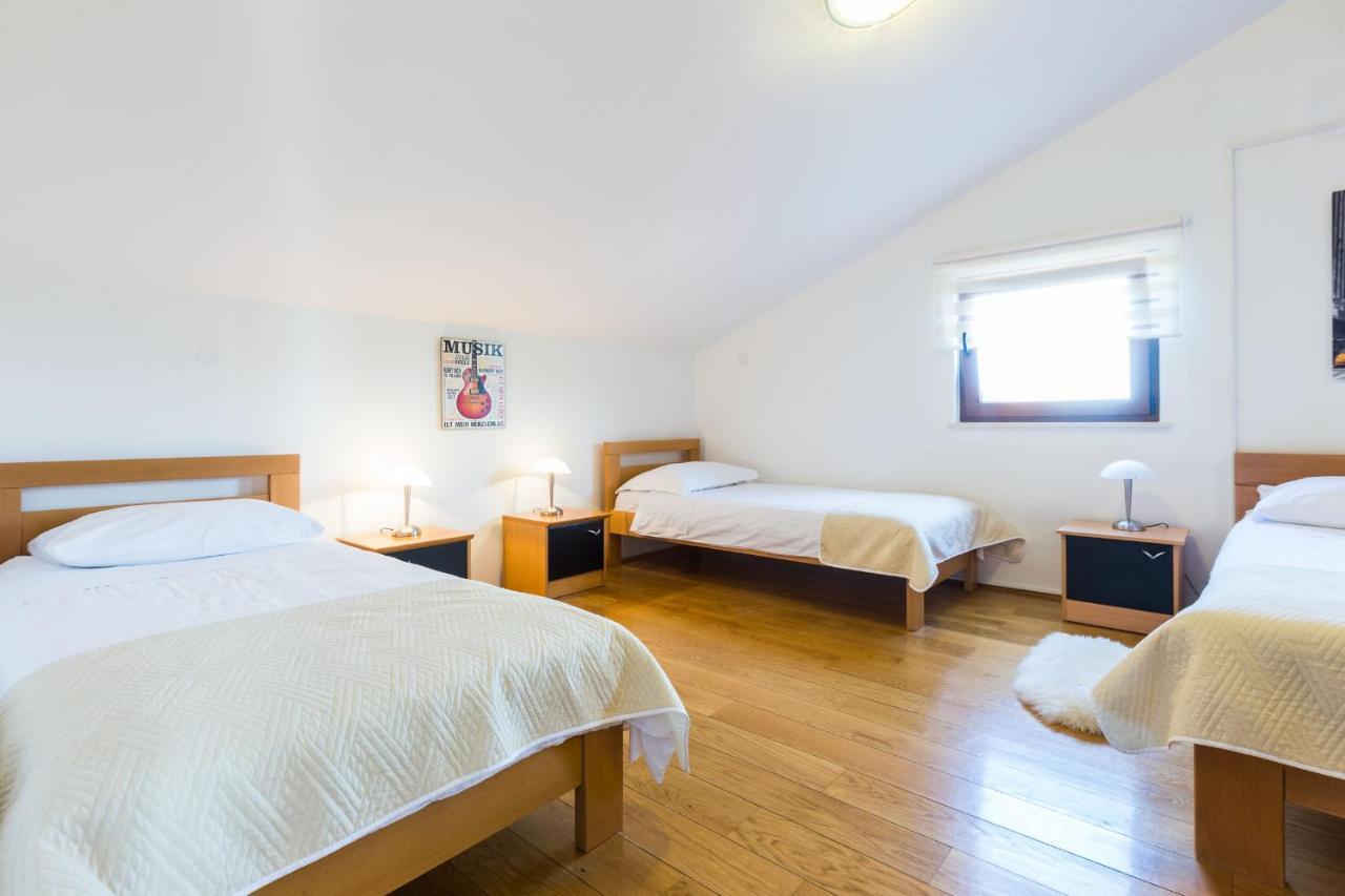 Villa Tina With Swimming Pool, Tennis Court, Games Room, Sauna, Gym, Bbq Policnik Екстериор снимка